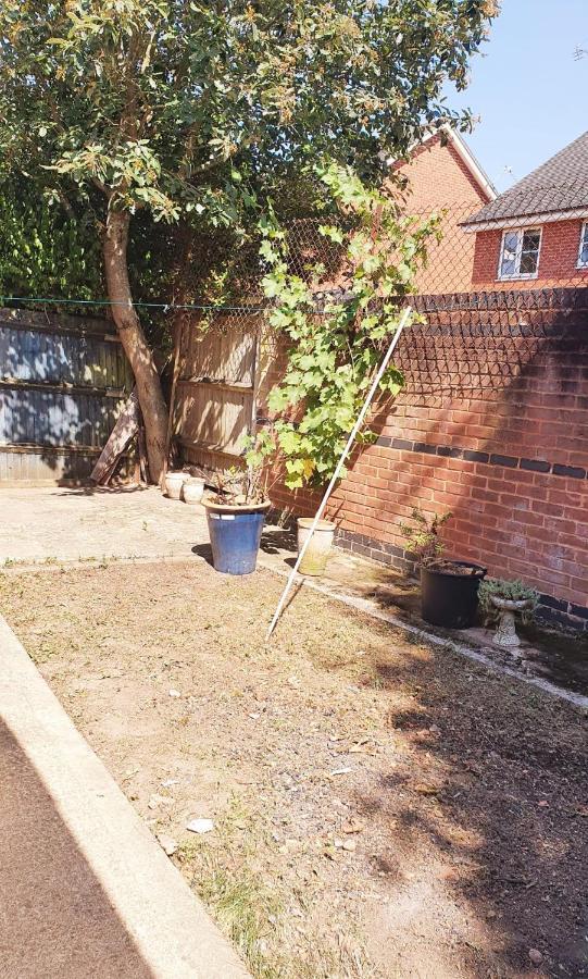 1 Bedroom Apartment Close To Slough Train Station Bagian luar foto