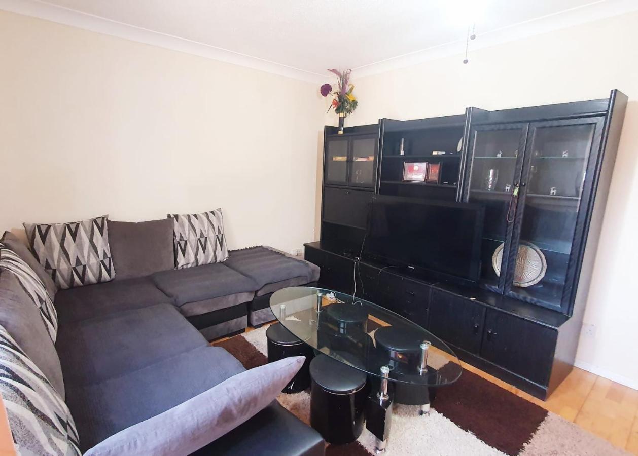 1 Bedroom Apartment Close To Slough Train Station Bagian luar foto